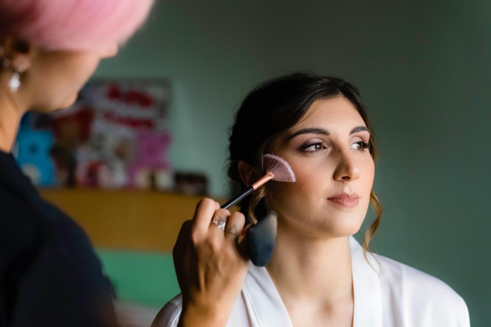 Blush applicato con un pennello a ventaglio, in luce naturale